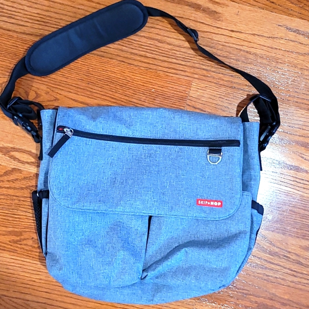 Skip Hop Messenger Diaper Bag, Heather Grey( Never Used)New without tags